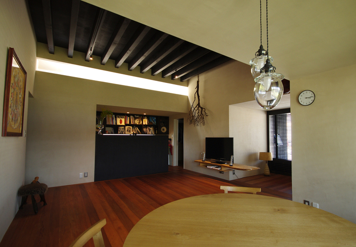 居場所は自在、リビングを中心に多様で居心地の良い居場所。