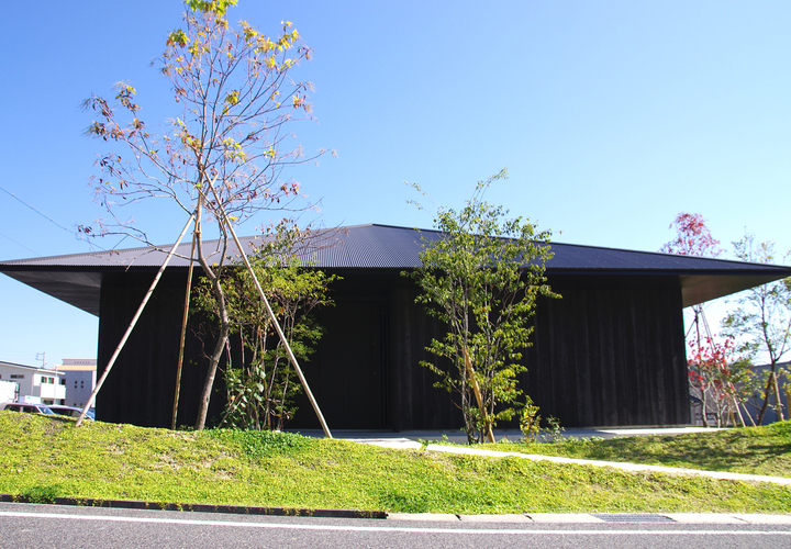 伝統工法で焼かれた焼杉による深みの黒