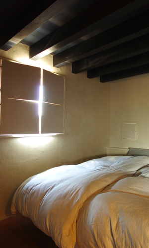 建具が作る光の十字架