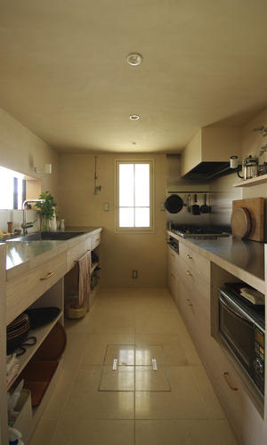 夫婦で一緒に料理を楽しむ