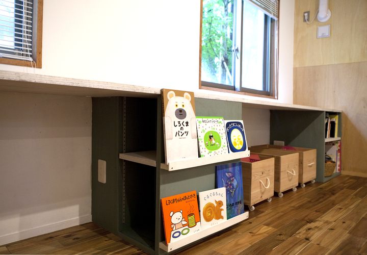 絵本をディスプレイする本棚