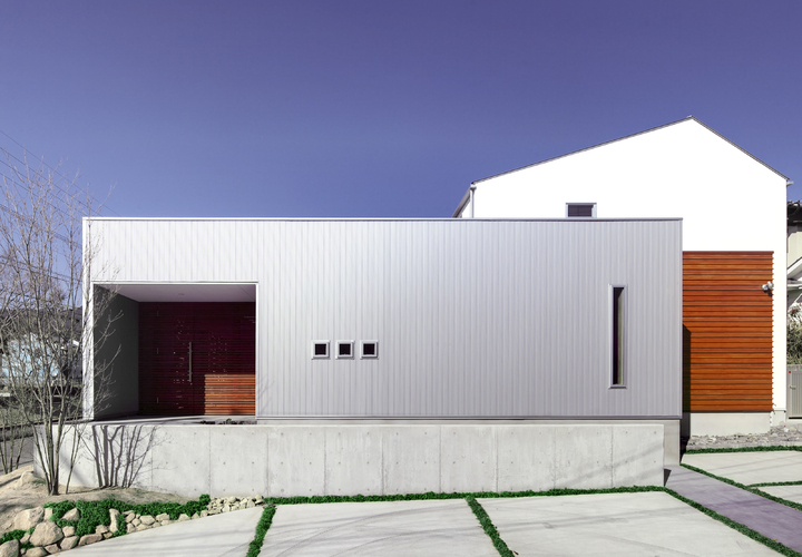 東側道路より昼景