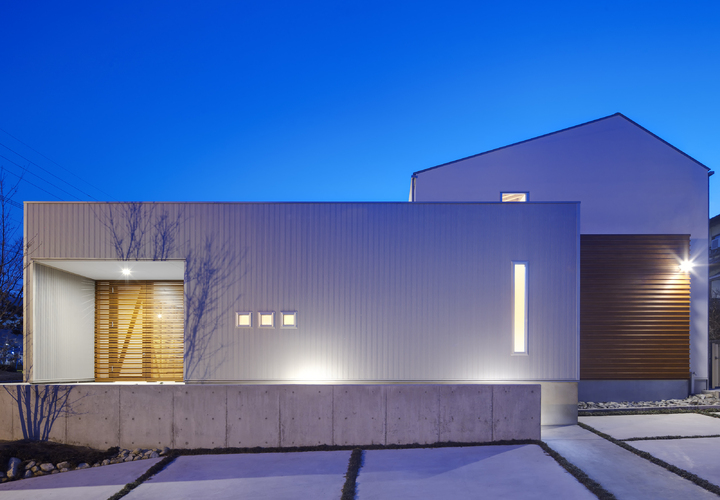 東側道路より夕景
