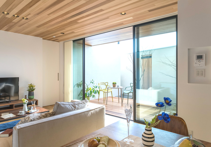 天井軒天の板張りがLDKと中庭をひとつの空間に…