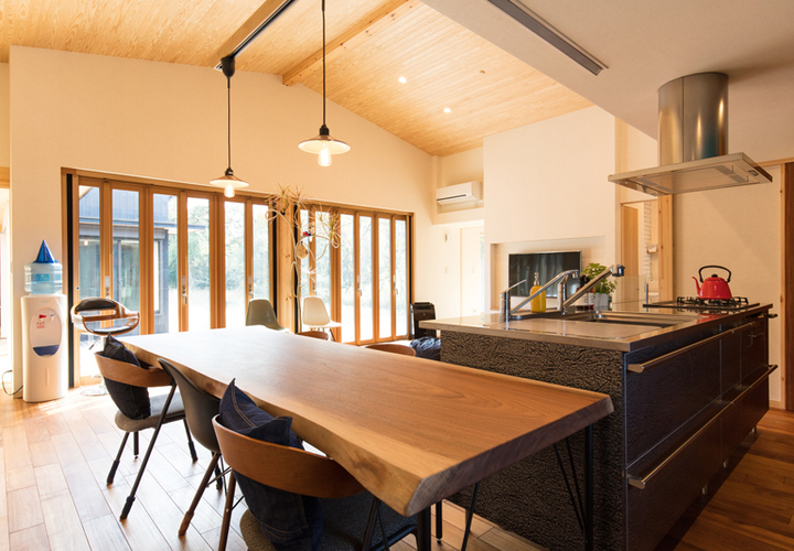 天井高3.4mの広々リビング