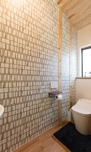 トイレ空間もクロスで遊びを