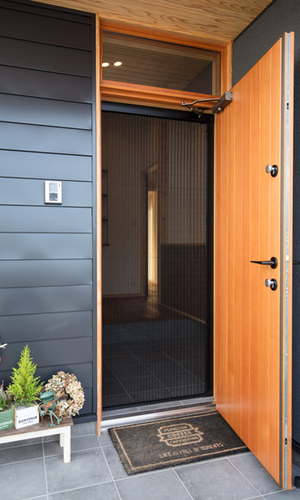 品格をもたらす木製ドア