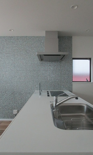 キッチン脇のモザイクタイル。表情豊かです。