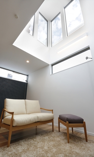 吹き抜け＋ハイサイド窓を通して、光が差し込んできます。