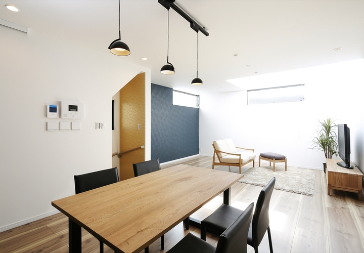 和を感じる色をアクセントに採用しています。