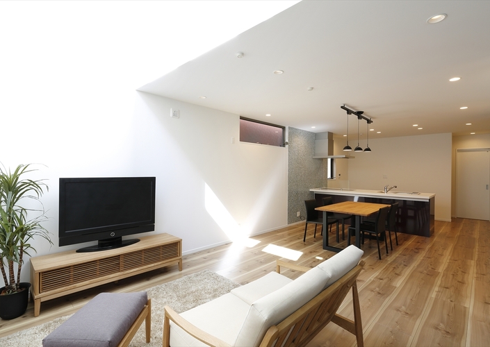 狭小敷地に建つ、光溢れる家