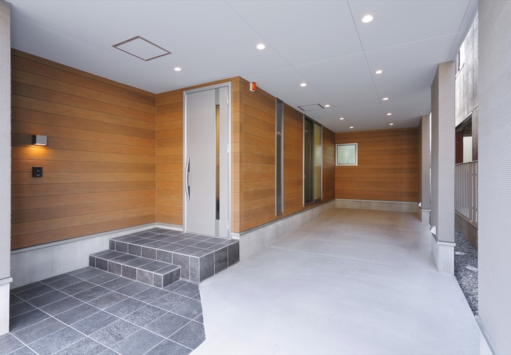 木目が優しいアプローチまわり。 駐車場として2台確保できます。