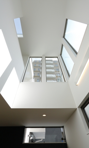 ハイサイド窓から一日中光が差し込む