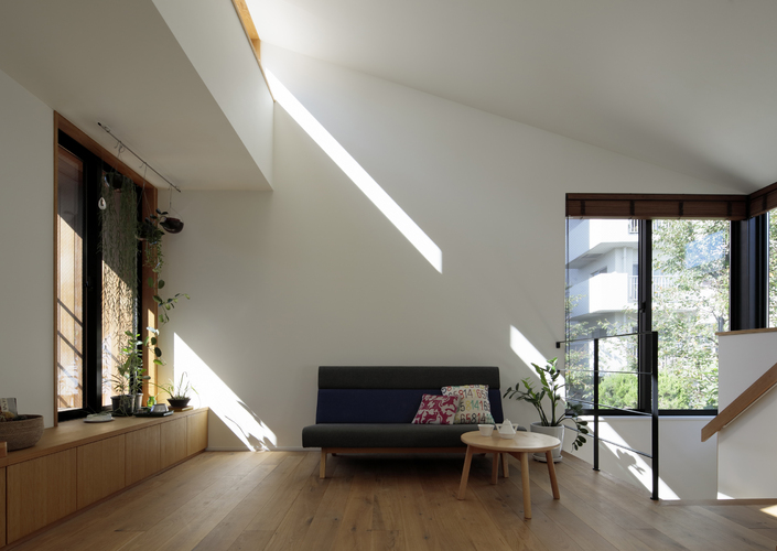 明るく閉じた旗竿地の家