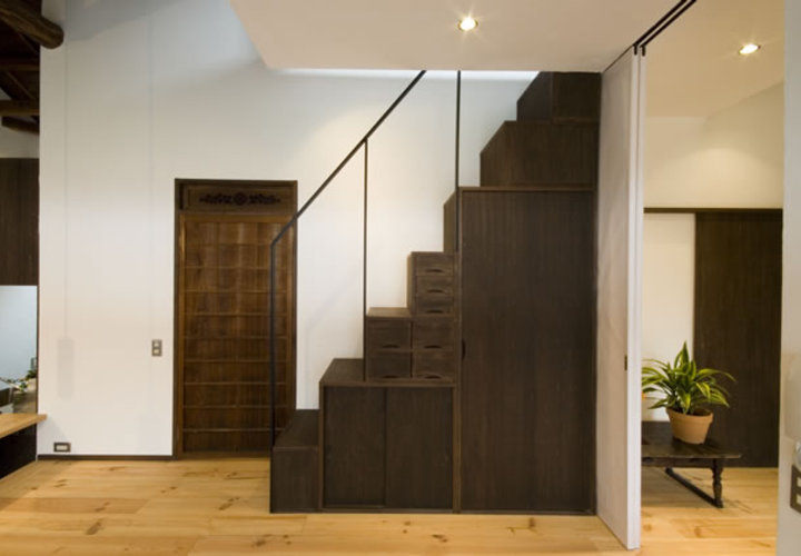 重くて遠い家の階段