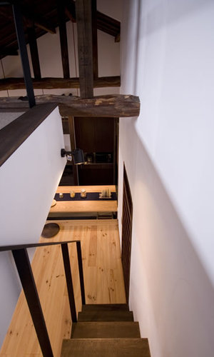 重くて遠い家の階段