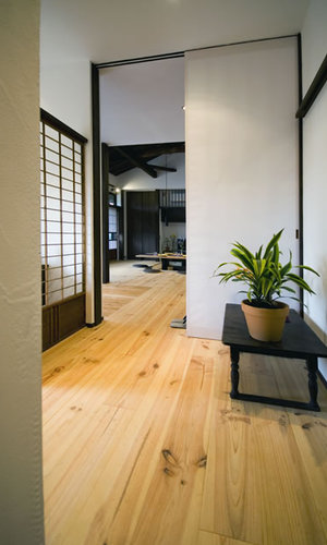 重くて遠い家の玄関ホール