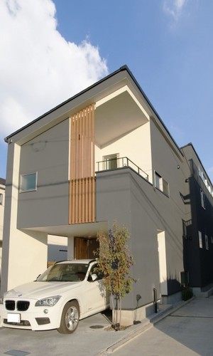 建物自体に凹凸をつけてリズム感をだした外観