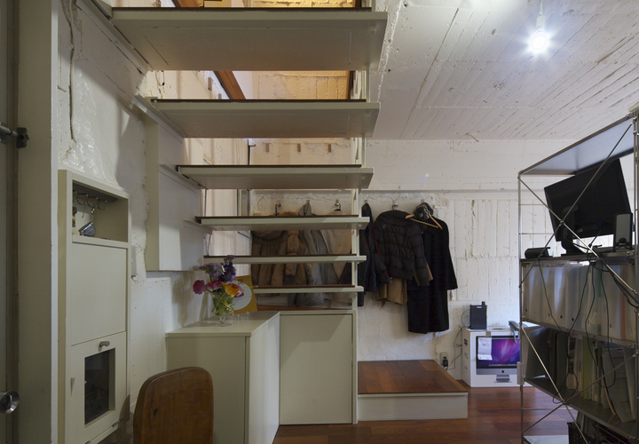 玄関からリビングへ続く階段