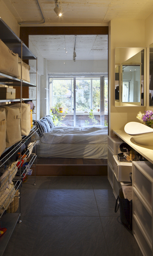 洗面室から寝室へ