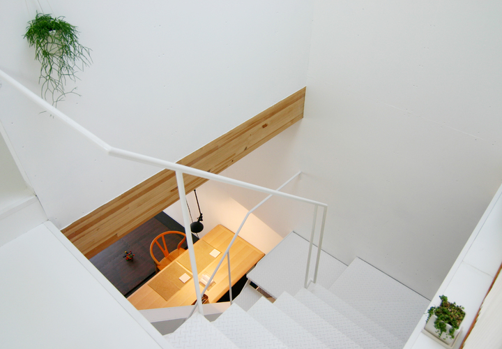 ３階から階段越しにダイニングをみる