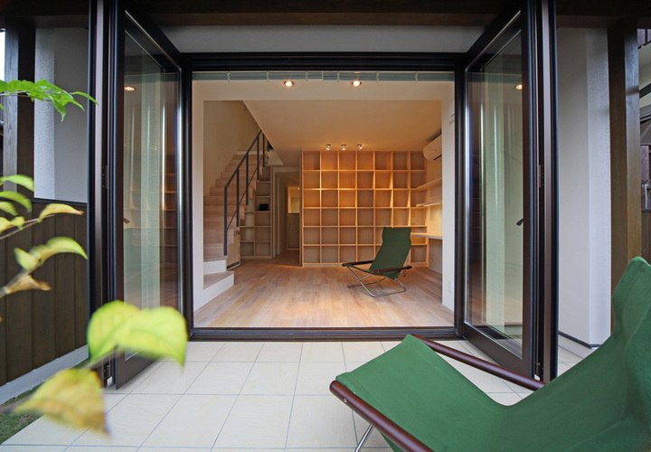 テラスから書斎を望む