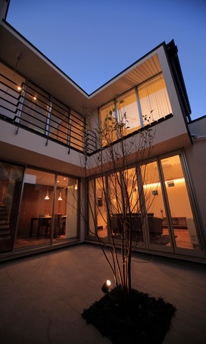 テラスから室内を見る