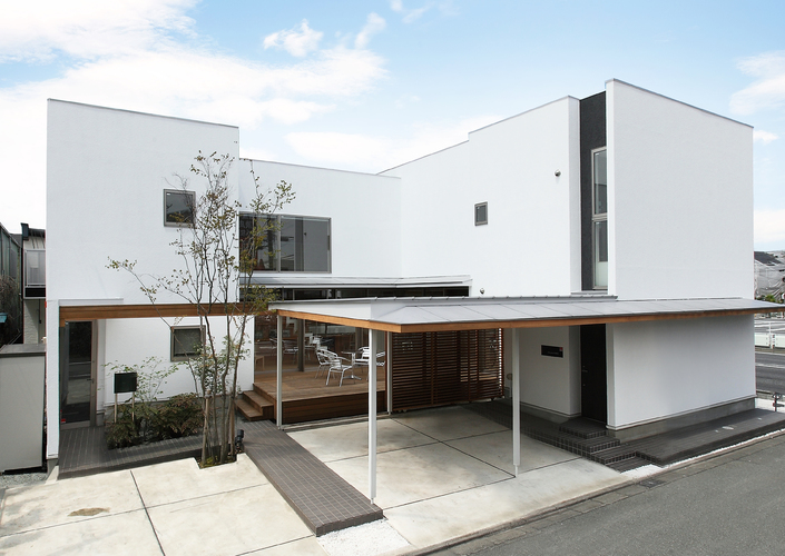 外に閉じて内に開くで実現をした都市型住宅