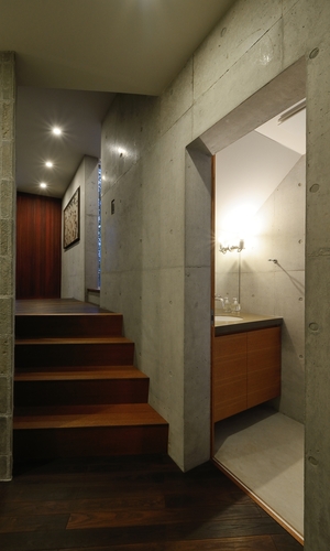 寝室から玄関ホールの望む