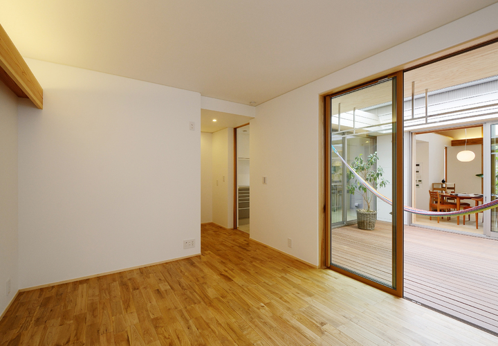 寝室から中庭を望む