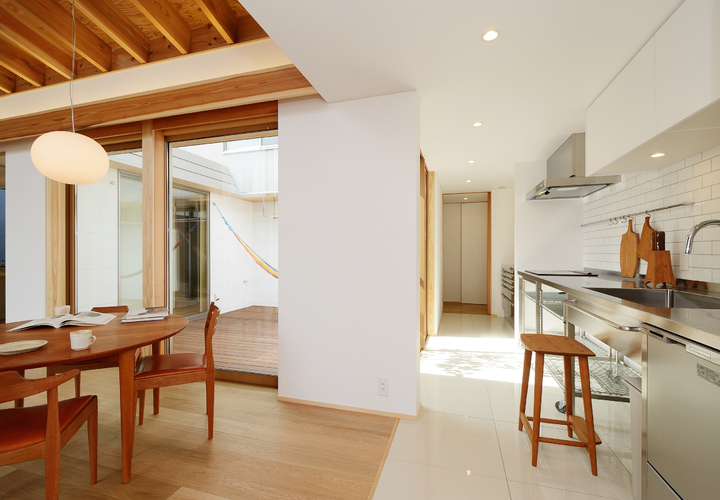 玄関ホールよりキッチンを望む