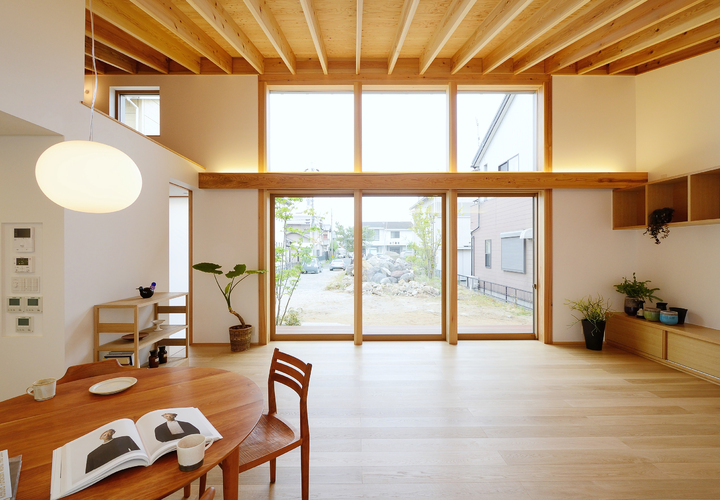 リビングか（南面の庭を望む）