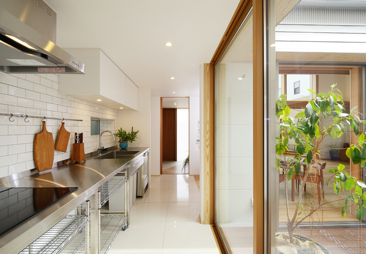 キッチンと中庭