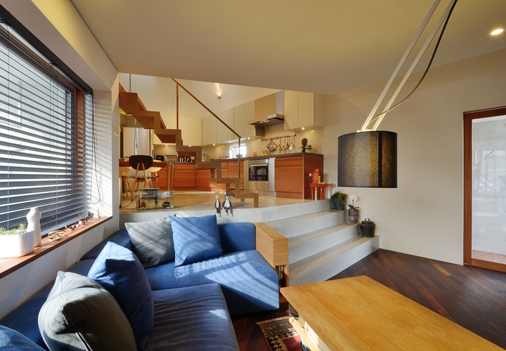 リビングからキッチンを望む