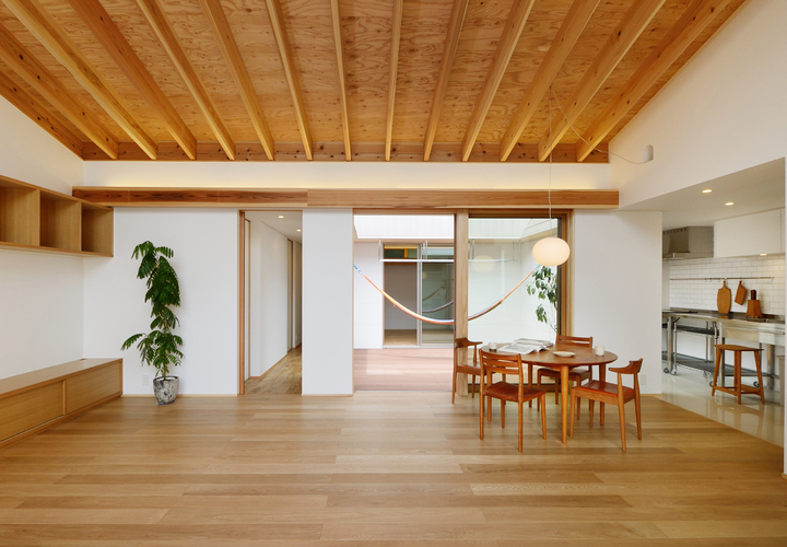 リビング（中庭を望む）