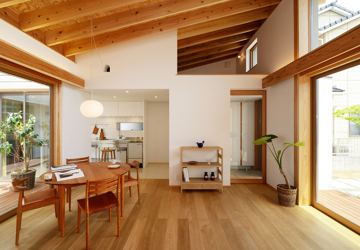 リビング（キッチン・玄関ホールを望む）