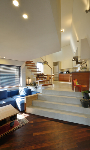 リビングよりキッチンダイニングを望む