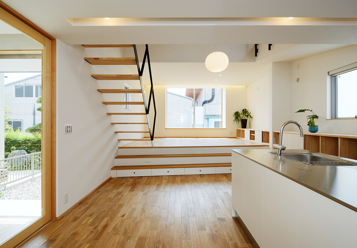 ダイニング・キッチンからスキップフロアのリビングを望む