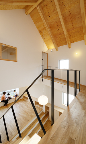 2階よりリビングを望む