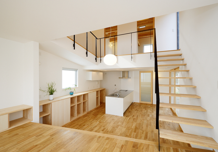 リビングよりキッチン・ダイニングを望む