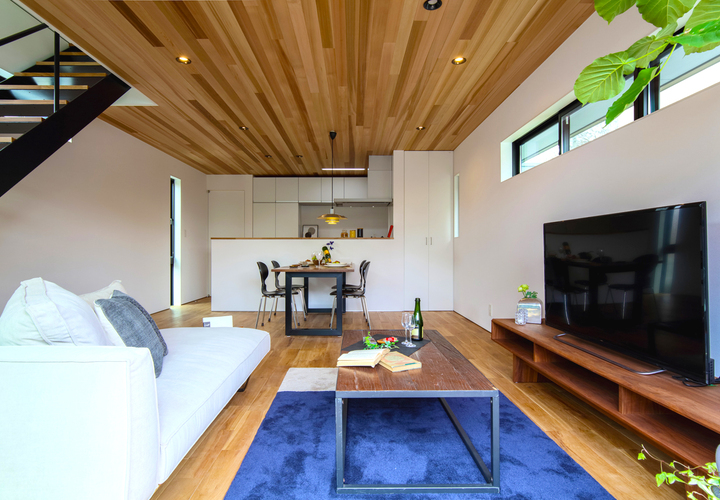 南側からの採光を最大限に生かした明るいリビングダイニング