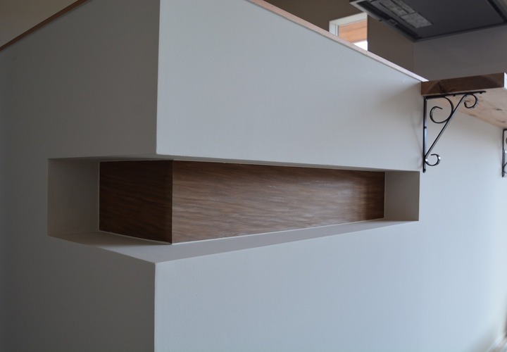 切り抜いたような棚