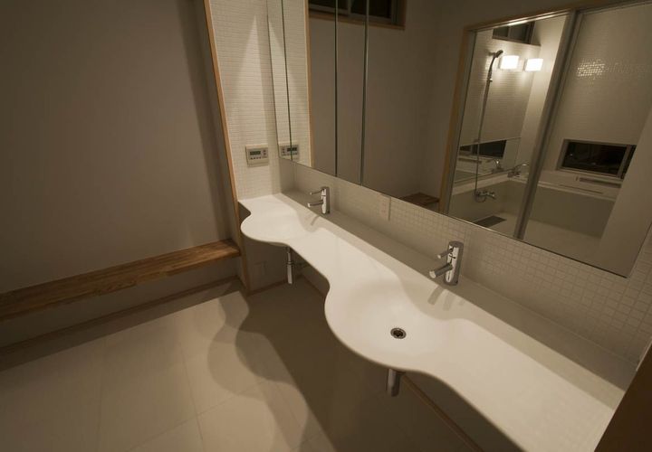 ダブルシンクの洗面室
