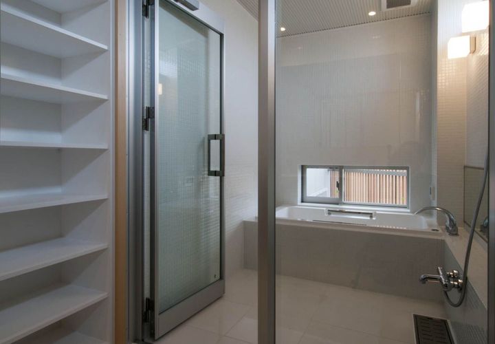 ガラス張りの浴室