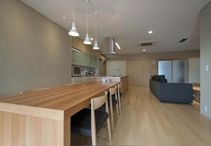 アイランドキッチンに連続するダイニングテーブル