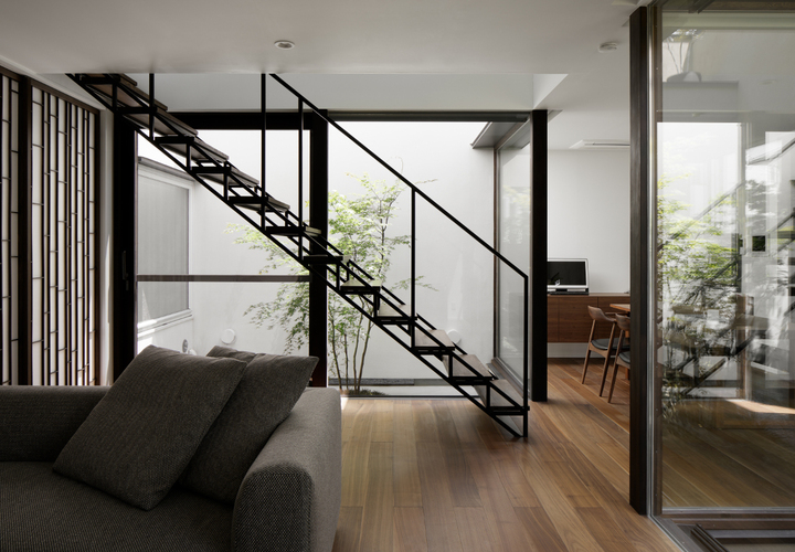 リビングと坪庭（バスコート）