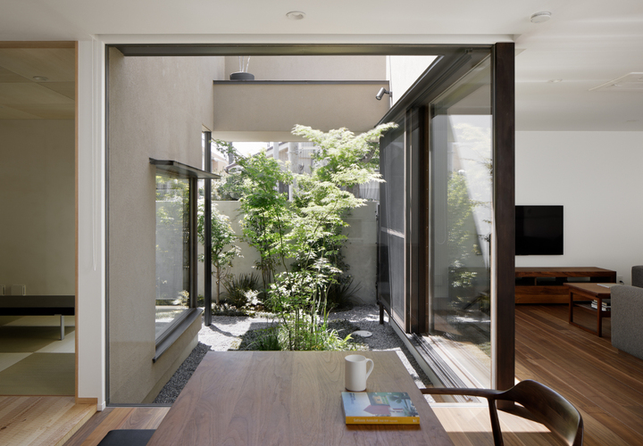 ダイニングと中庭