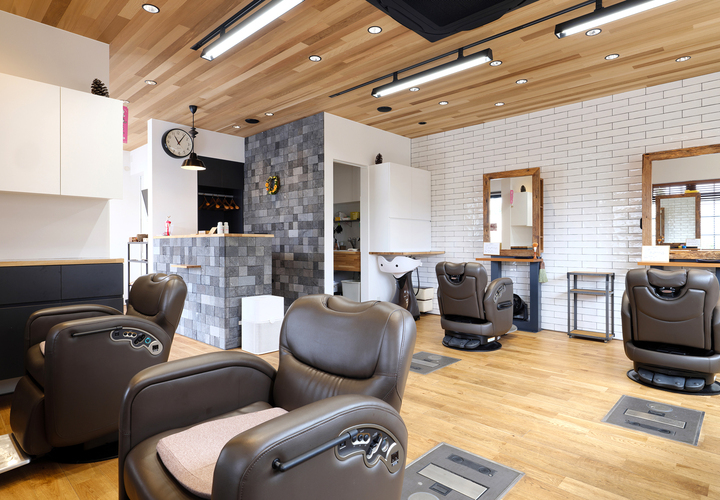 マスターウォール風に仕上げたドレッサーが調和した美容室店内