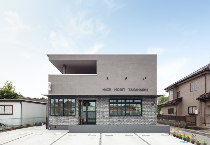 煉瓦調の外壁がお洒落なバーバースタイル風ファサード