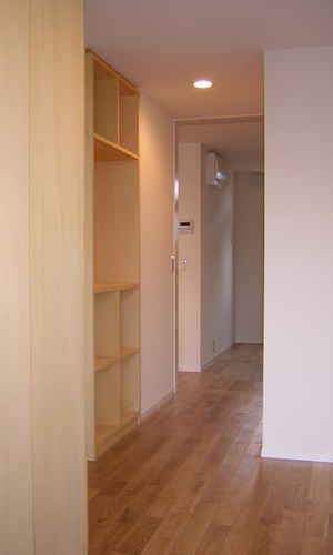 玄関からキッチンに続く裏動線を兼ねた廊下